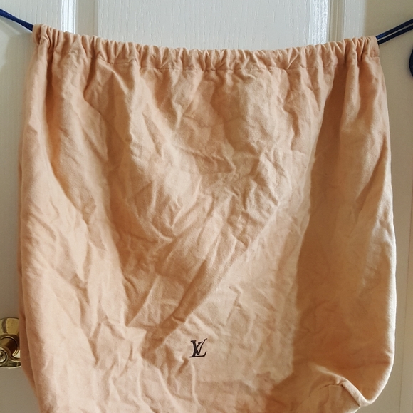 Louis Vuitton - Picture 3 of 5